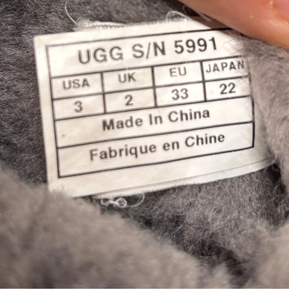 UGG Bailey Button Original used boots kids size 3 S/N 5991